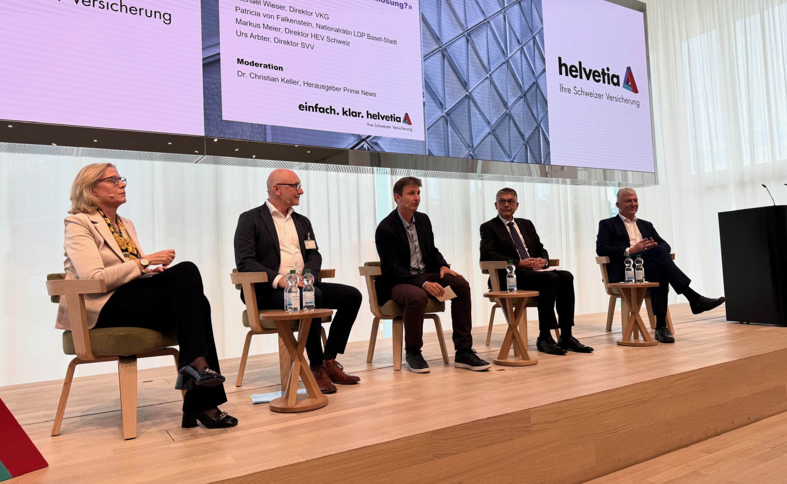 «Zahltag nach dem Beben?» V.l.n.r. Patricia von Falkenstein LDP-Nationalrätin), Michael Wieser (Direktor VKG), Christian Keller (Hrsg. Prime News), Markus Meier, (Direktor HEV Schweiz), Urs Arbter (Direktor SVV).