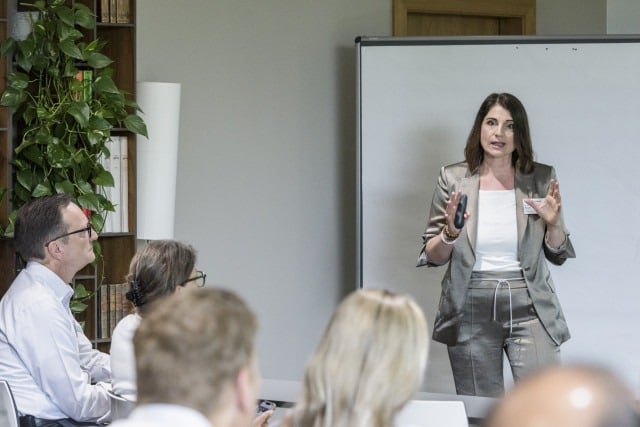 Wie man von Likes to Leads kommt, erfuhren die Anwesenden durch Selma Kuyas. Mit Unterstützung von Profond lernte man, wie Broker Social Media (LinkedIn) profitabel nutzen können.