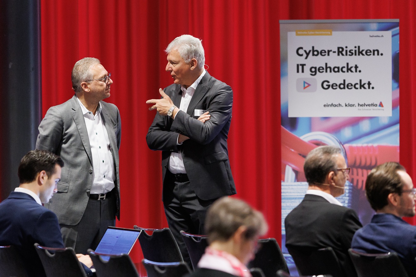 Helvetia Cyber-Symposium wechselt ab nächstem Jahr (links im Bild Helvetia Schweiz CEO Martin Jara) zum Schweizerischen Versicherungsverband (Urs Arbter, Direktor SVV). Foto: Helvetia, Marc-Dave Maier.