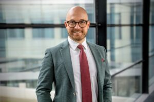 Understanding risks before they become a problem: Fabian Germann between in-house brokerage and self-employment.