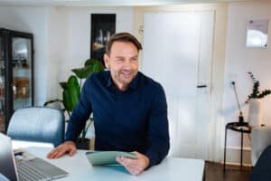 Ein Jahr Praxis statt drei Jahre Lehre: Mario Trugsnach, Dozent und Praktikumsverantwortlicher FSWI will Brokerbüros mit KV Praktikanten entlasten.