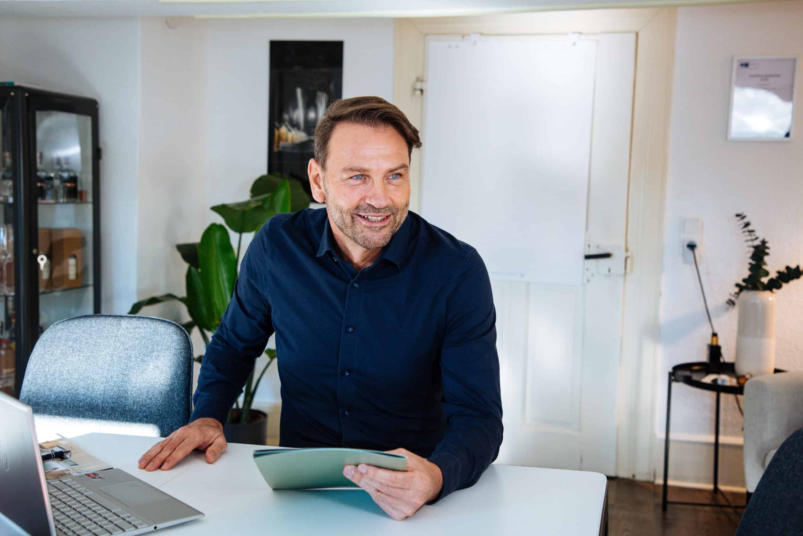 Ein Jahr Praxis statt drei Jahre Lehre: Mario Trugsnach, Dozent und Praktikumsverantwortlicher FSWI will Brokerbüros mit KV Praktikanten entlasten.