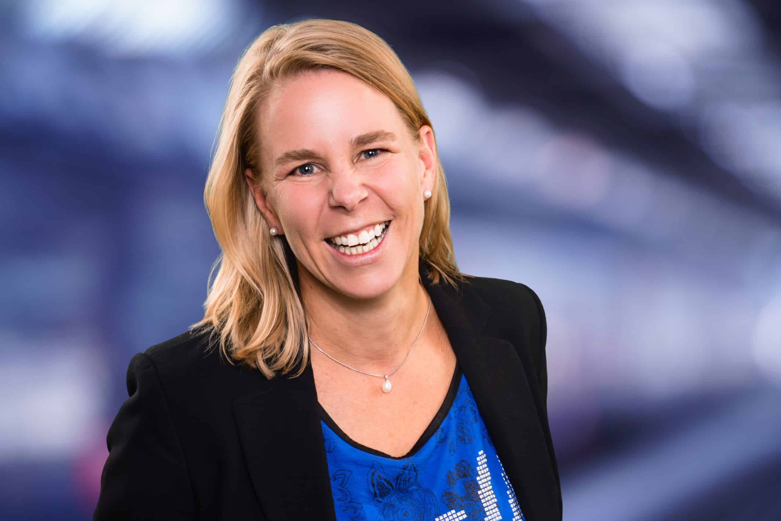 L'expérience reste déterminante. Sibille Blättler, responsable d'AXA Horizon, sait comment AXA combat la pénurie de main-d'œuvre qualifiée avec « Horizon ».