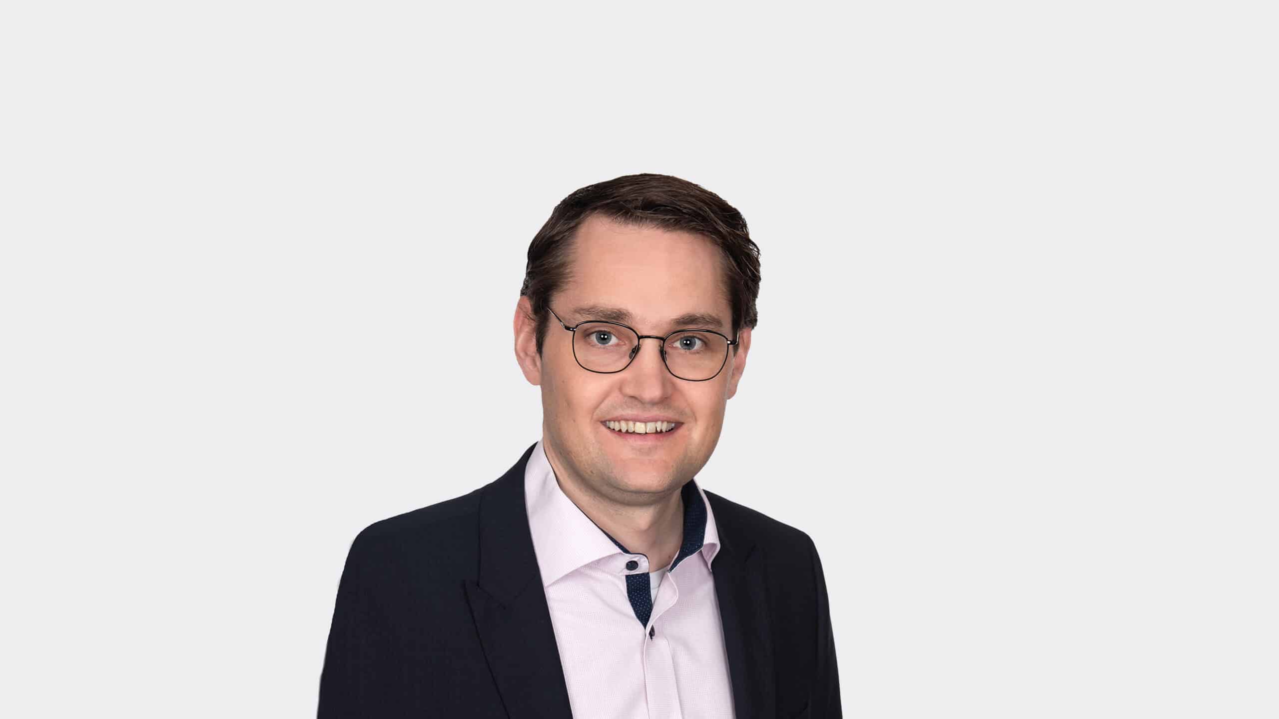 Le marché du courtage en 2026 : Franc Büsser, responsable du courtage chez AXA Suisse, souhaite que tous les acteurs importants se regroupent et mise sur des plates-formes communes pour simplifier le traitement des opérations.