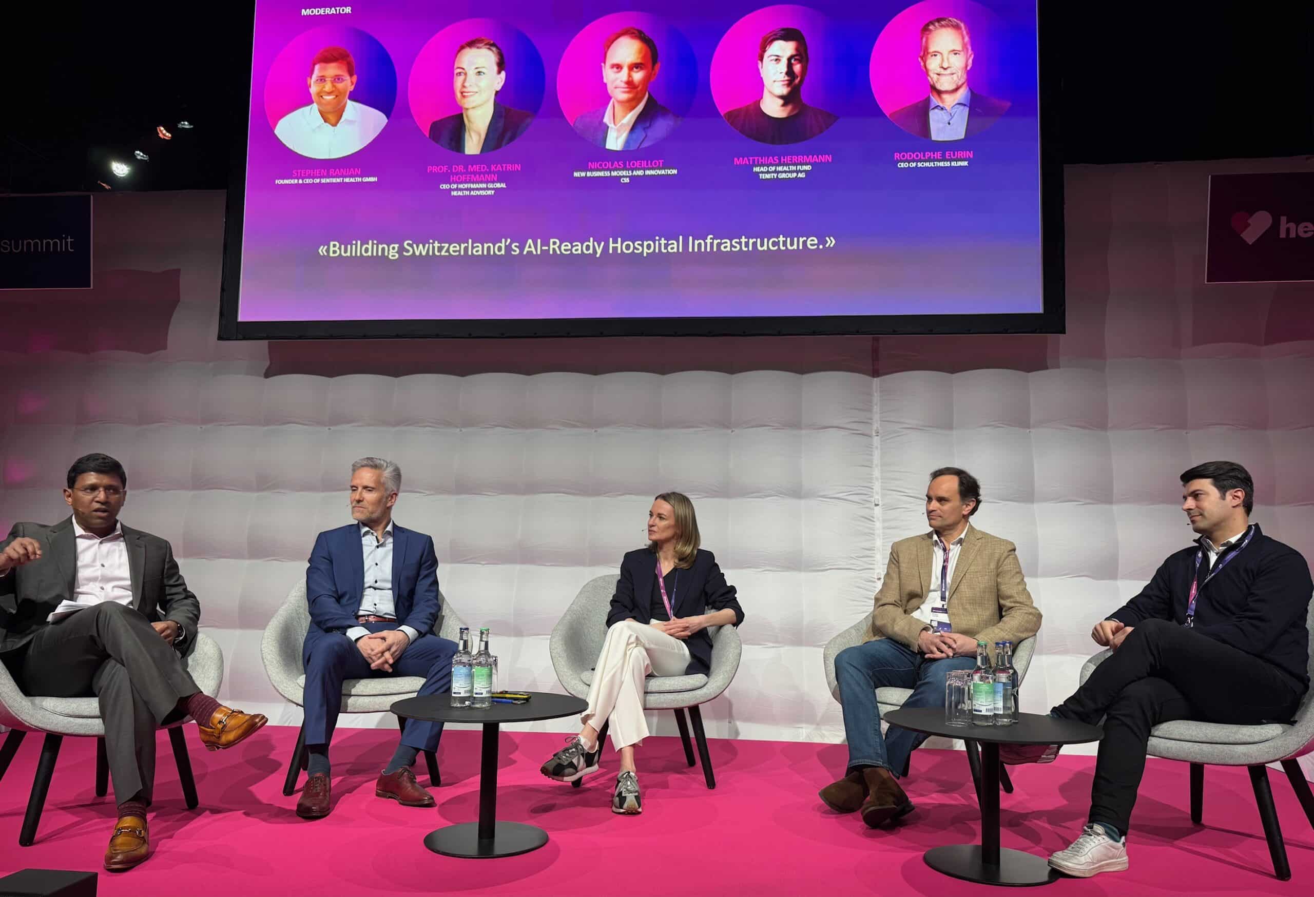 Hôpitaux prêts pour l'IA – de gauche à droite : Stephen Ranjan, modérateur, Rodolphe Eurin, Prof. Dr méd. Katrin Hoffmann, Nicolas Loeillot et Matthias Hermann.