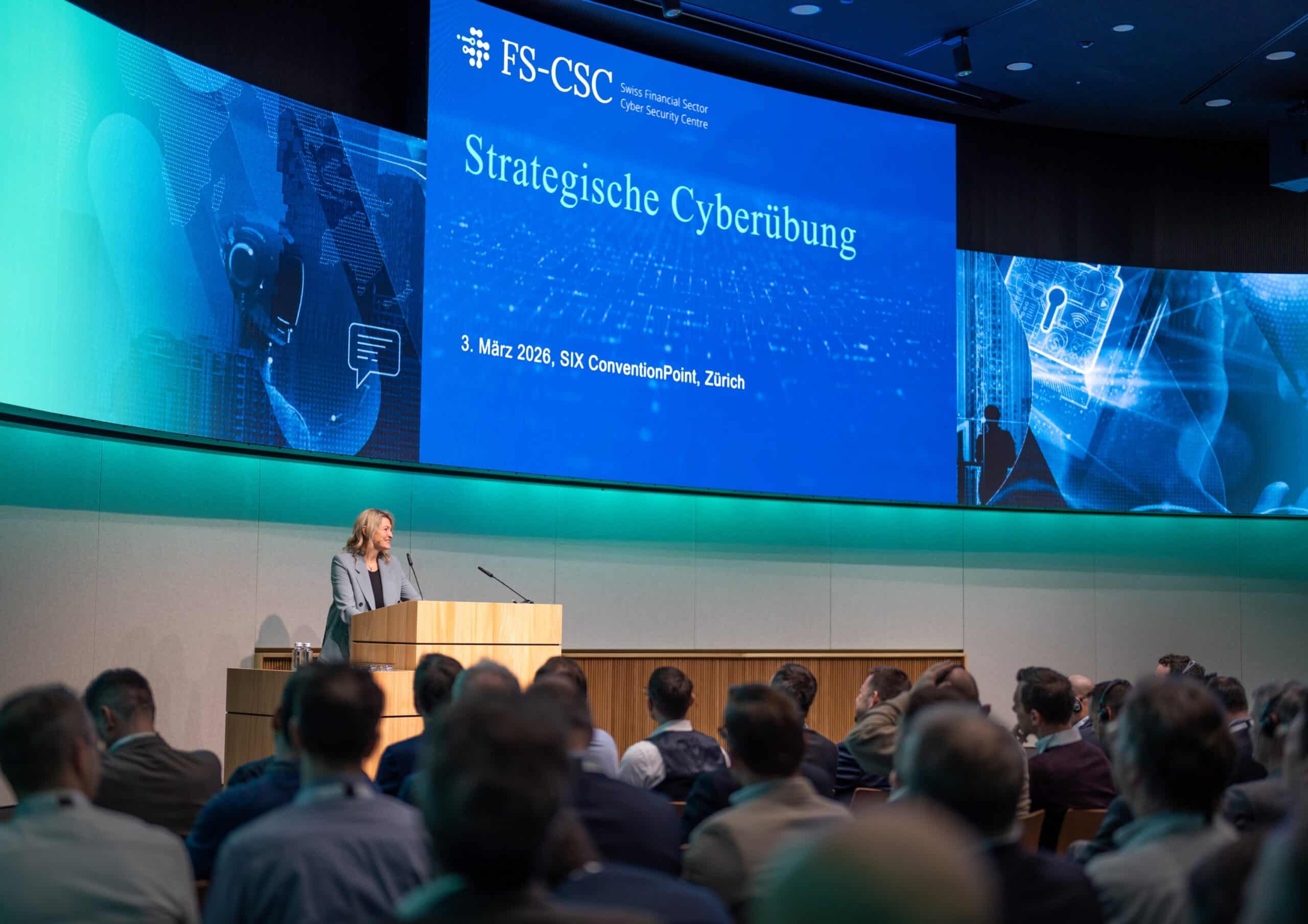 Cyberangriffe proben den Ernstfall: Alexandra Arni, Geschäftsführerin des Swiss FS-CSC, begrüsst zur Strategischen Cyberübung.