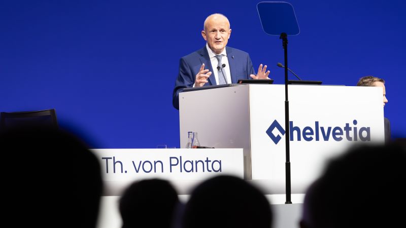 Verwaltungsratspräsident Dr. Thomas von Planta führt durch die erste ordentliche Generalversammlung der Helvetia Baloise Holding AG. Bild: Helvetia.