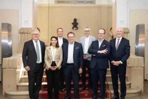 v.l.n.r.: Stefan Mäder, Präsident SVV, Mirjam Bamberger, CEO CSS, Patric Deflorin, CEO AXA Schweiz, Jean-Daniel Laffely, Generaldirektor Vaudoise, Peter Giger, Group CRO Zurich Insurance, Thomas Boyer, CEO der Groupe Mutuel, Urs Arbter, CEO SVV