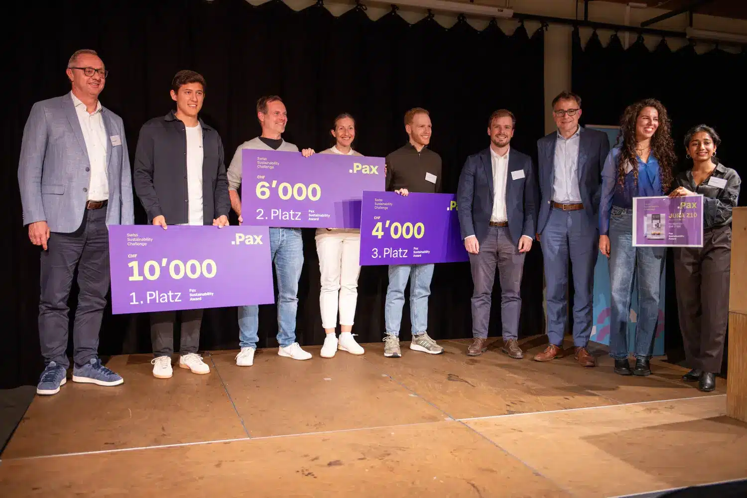 Die Gewinnerinnen und Gewinner der Swiss Sustainability Challenge 2026 mit Regierungsrat Kaspar Sutter und Peter Kappeler, CEO der Pax.